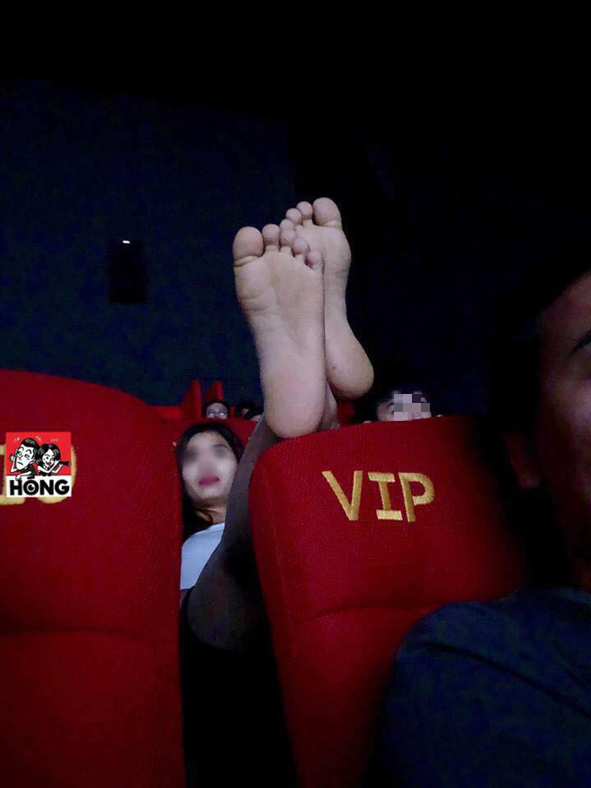 Hình ảnh cô gái gác hai chân lên ghế đằng trước trong rạp phim nhận nhiều chỉ trích trên MXH