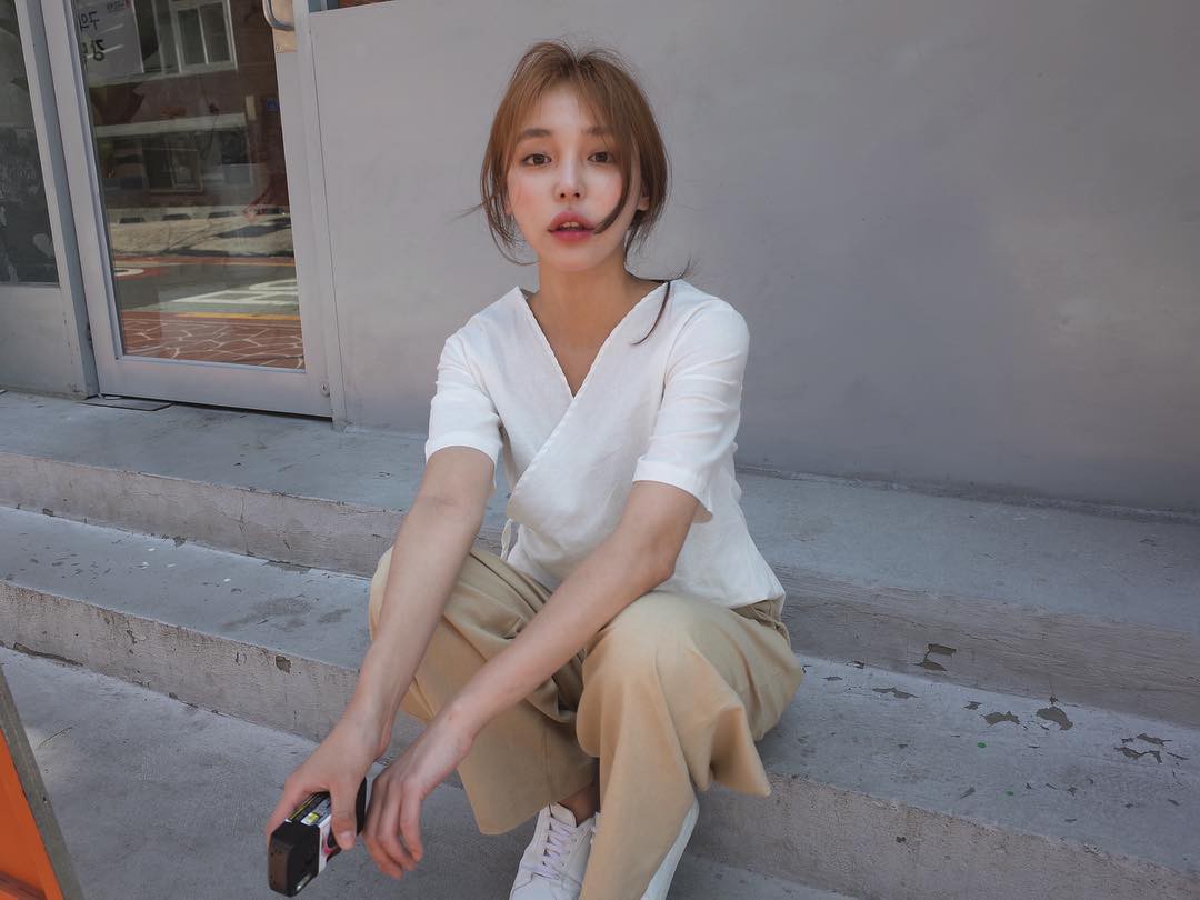 Gam màu be không hề khó mặc, trái lại còn rất dễ mix đồ và diện lên trang nhã vô cùng Gam màu be không hề khó mặc, trái lại còn rất dễ mix đồ và diện lên trang nhã vô cùng