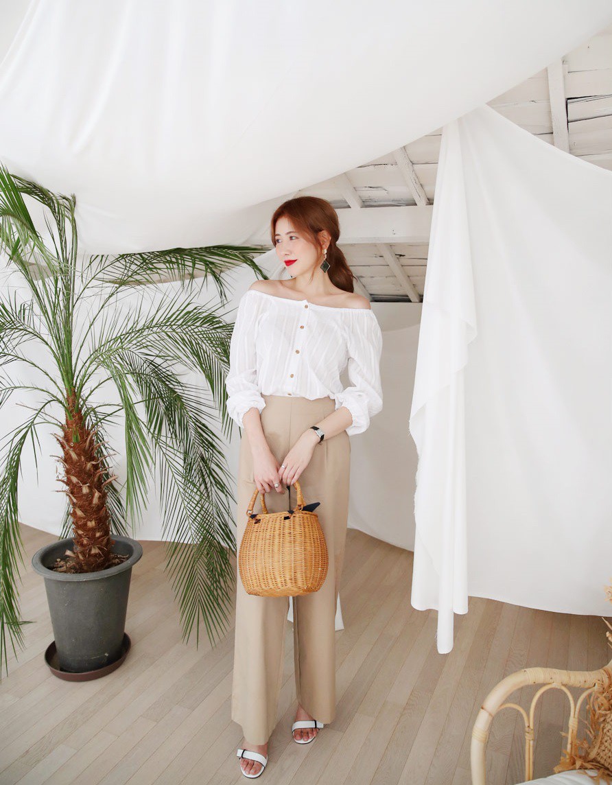 Gam màu be không hề khó mặc, trái lại còn rất dễ mix đồ và diện lên trang nhã vô cùng