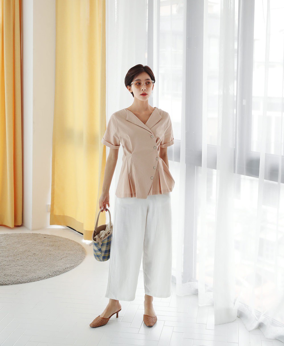 Gam màu be không hề khó mặc, trái lại còn rất dễ mix đồ và diện lên trang nhã vô cùng Gam màu be không hề khó mặc, trái lại còn rất dễ mix đồ và diện lên trang nhã vô cùng