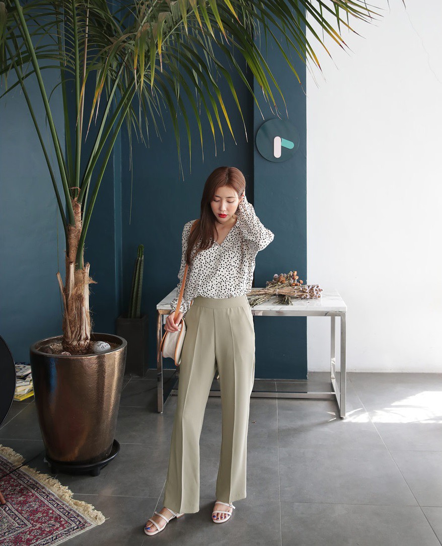 Gam màu be không hề khó mặc, trái lại còn rất dễ mix đồ và diện lên trang nhã vô cùng Gam màu be không hề khó mặc, trái lại còn rất dễ mix đồ và diện lên trang nhã vô cùng