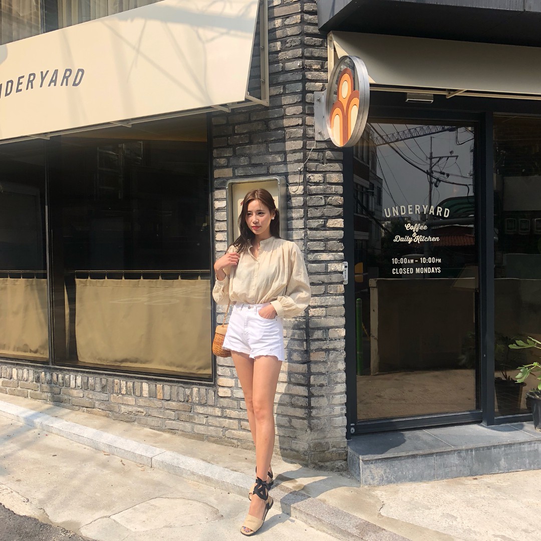 Gam màu be không hề khó mặc, trái lại còn rất dễ mix đồ và diện lên trang nhã vô cùng Gam màu be không hề khó mặc, trái lại còn rất dễ mix đồ và diện lên trang nhã vô cùng