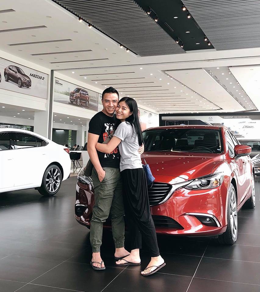 Vừa đăng ký kết hôn, MC Hoàng Linh đã cùng chồng tậu xế hộp tiền tỉ, thú vị hơn là cả hai đi... dép tông đến nhận xe