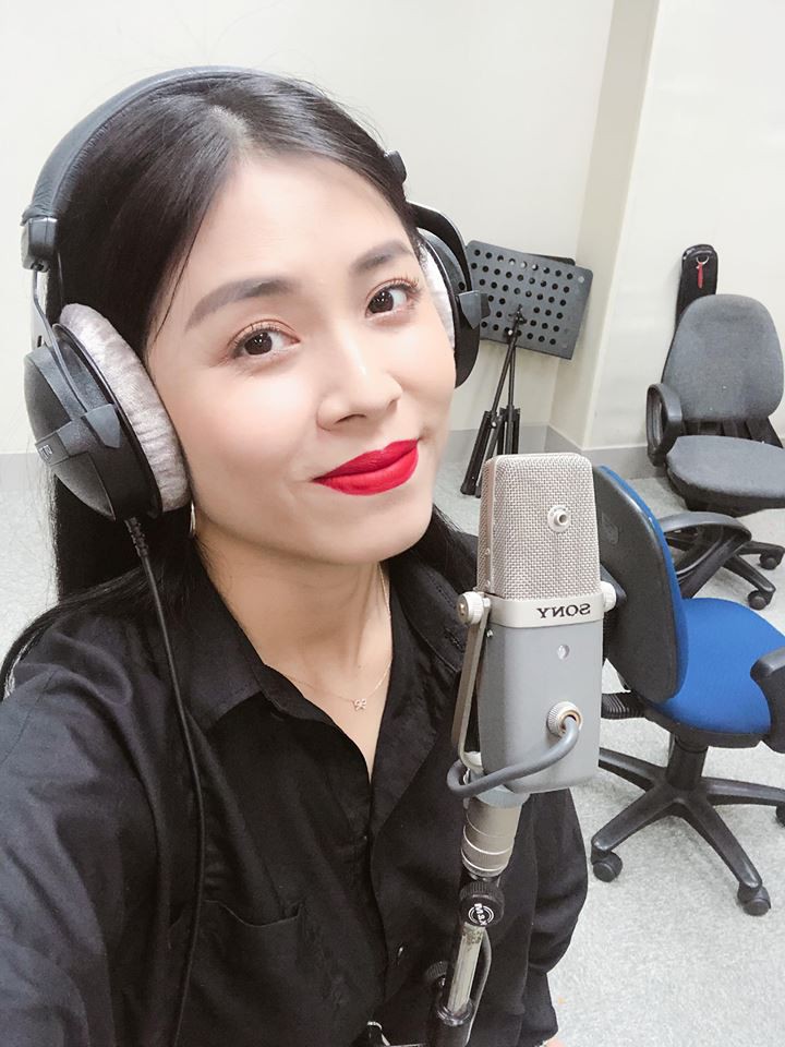 Vừa đăng ký kết hôn, MC Hoàng Linh đã cùng chồng tậu xế hộp tiền tỉ, thú vị hơn là cả hai đi... dép tông đến nhận xe