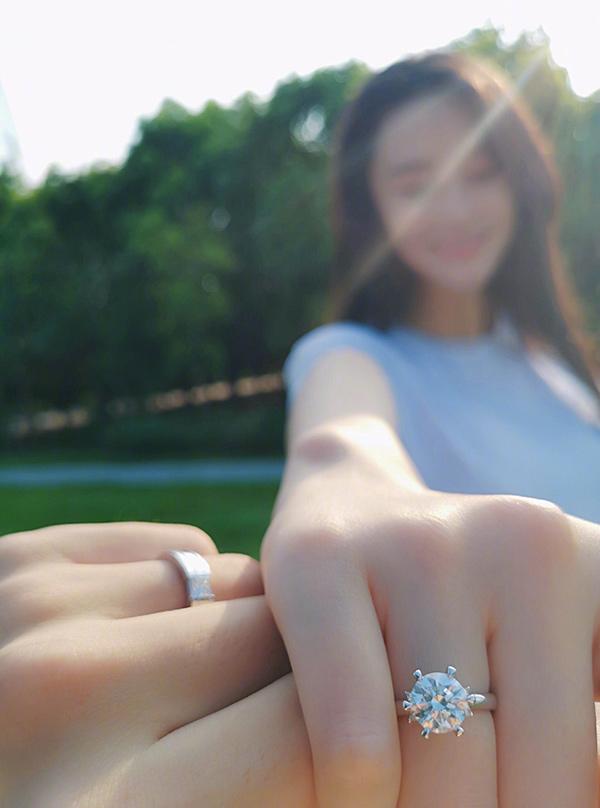 Giữa tin Băng Phạm bị bắt, tình địch một thời cao tay khoe ảnh cưới với soái ca quân nhân