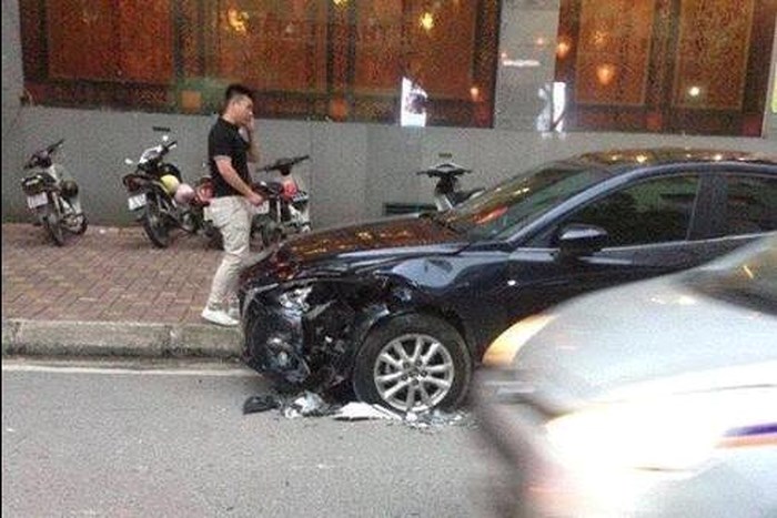 Lái xe điên đâm va hàng loạt người đi đường từ phố Hoàng Cầu tới đường Hoàng Đạo Thúy