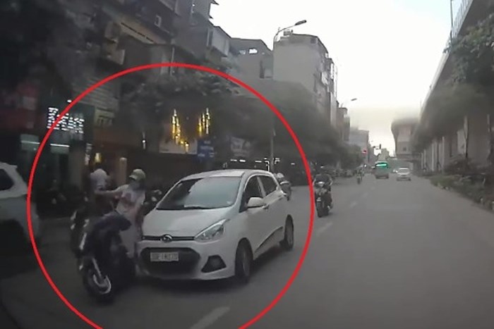 Lái xe điên đâm va hàng loạt người đi đường từ phố Hoàng Cầu tới đường Hoàng Đạo Thúy