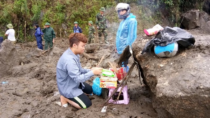 Bộ đội dầm mưa dựng nhà sập, tìm người mất tích ở Lai Châu