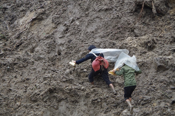 Bộ đội dầm mưa dựng nhà sập, tìm người mất tích ở Lai Châu