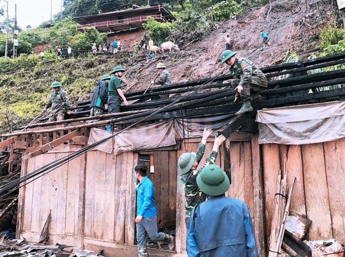 Bộ đội dầm mưa dựng nhà sập, tìm người mất tích ở Lai Châu
