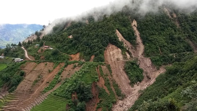 Bộ đội dầm mưa dựng nhà sập, tìm người mất tích ở Lai Châu