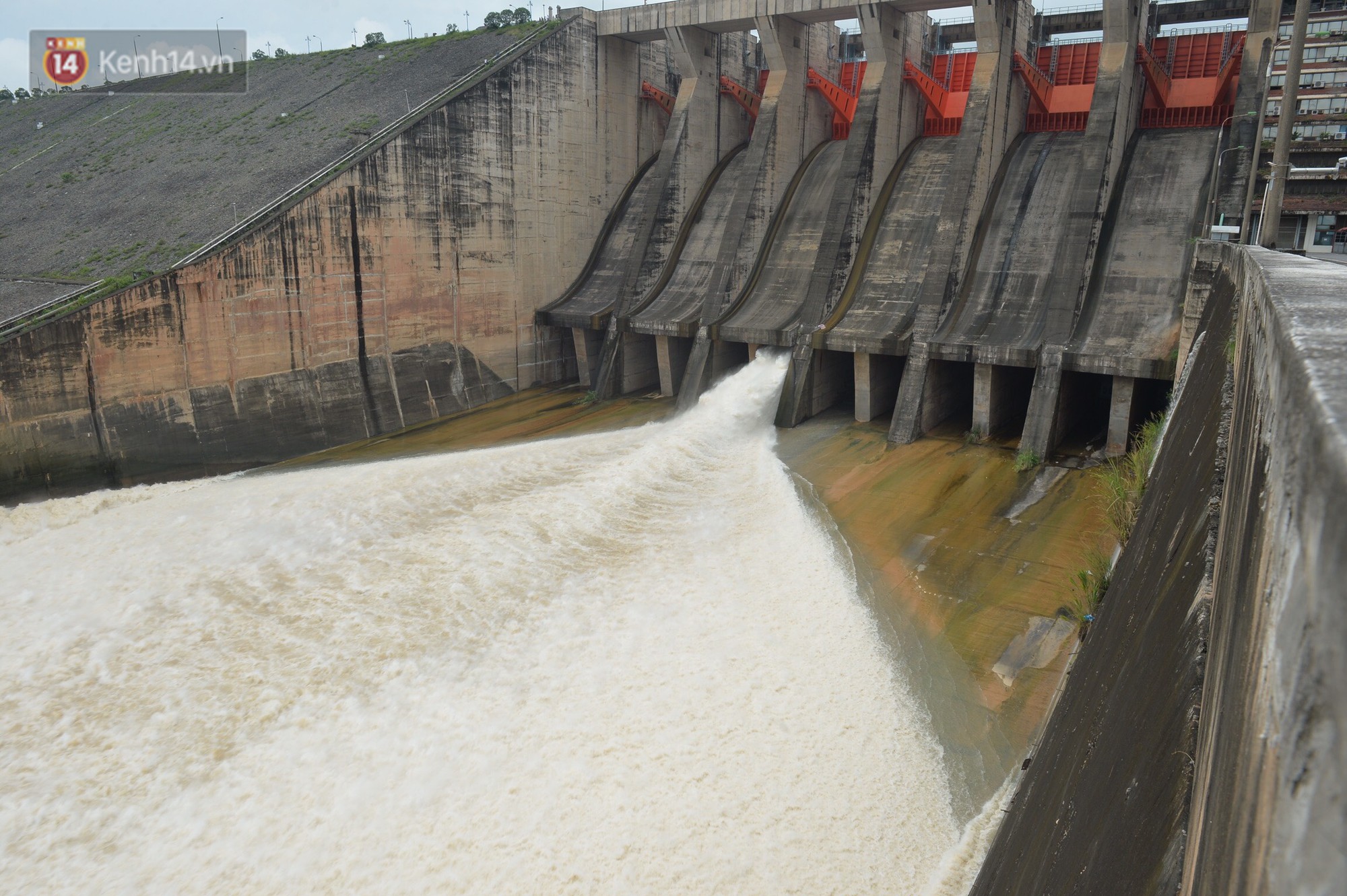 Người dân bất chấp nguy hiểm, kéo đến chụp ảnh thủy điện Hòa Bình xả lũ