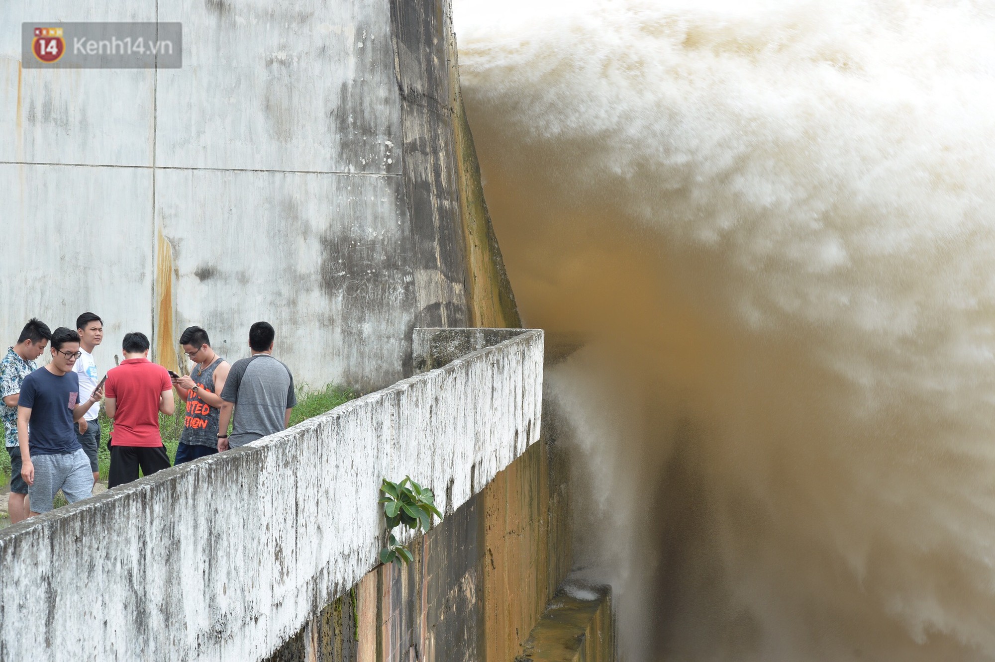 Người dân bất chấp nguy hiểm, kéo đến chụp ảnh thủy điện Hòa Bình xả lũ