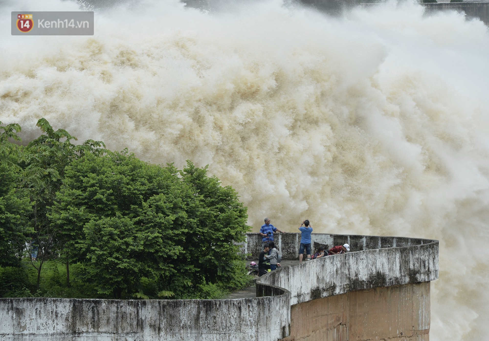 Người dân bất chấp nguy hiểm, kéo đến chụp ảnh thủy điện Hòa Bình xả lũ