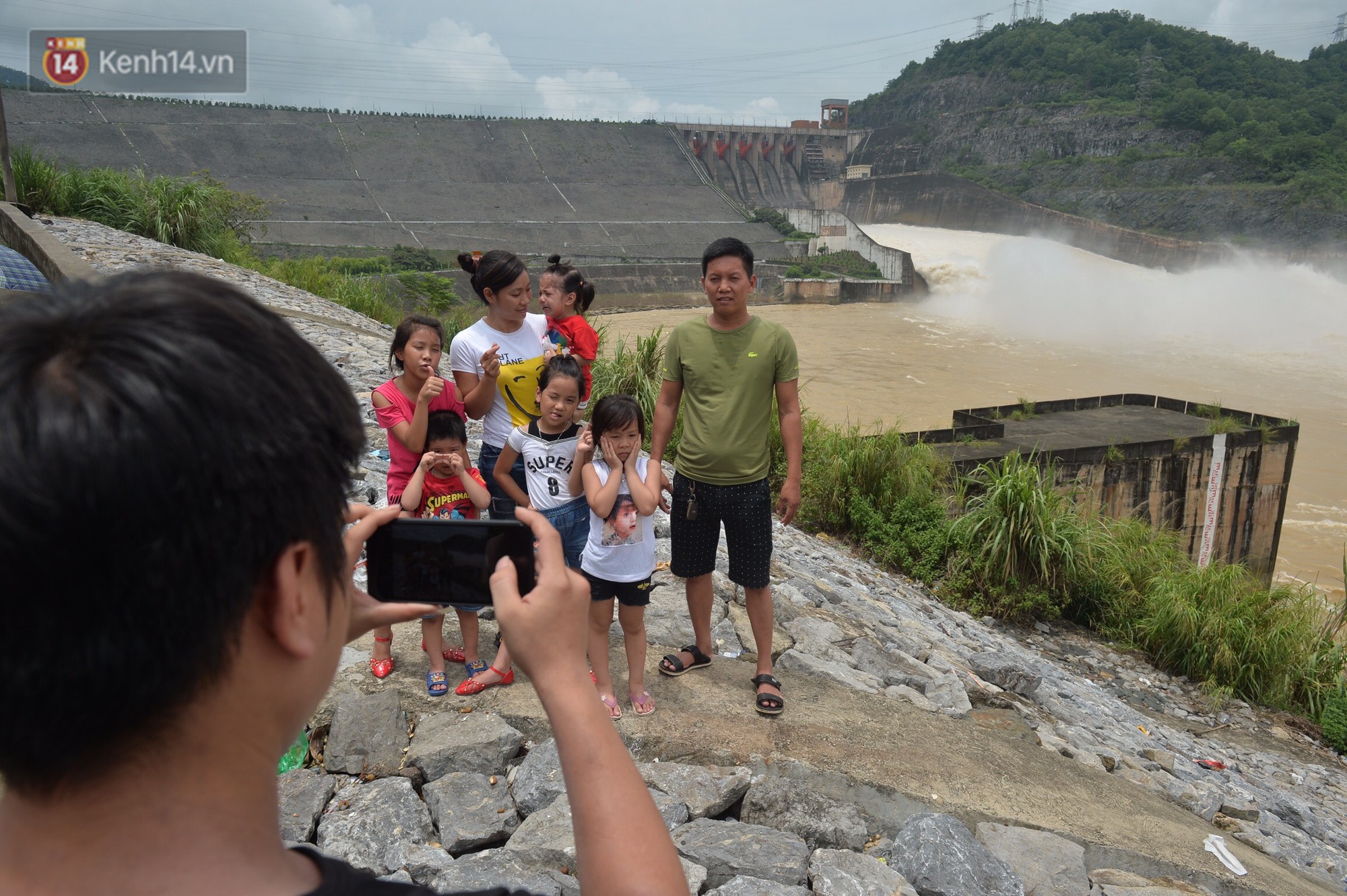 Người dân bất chấp nguy hiểm, kéo đến chụp ảnh thủy điện Hòa Bình xả lũ