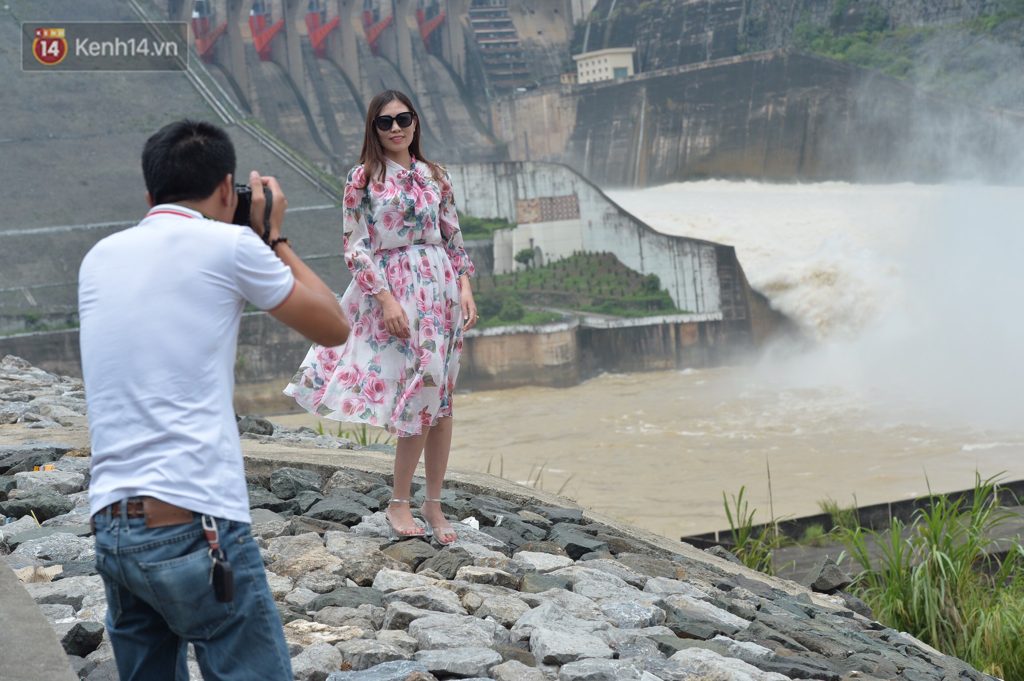 Người dân bất chấp nguy hiểm, kéo đến chụp ảnh thủy điện Hòa Bình xả lũ