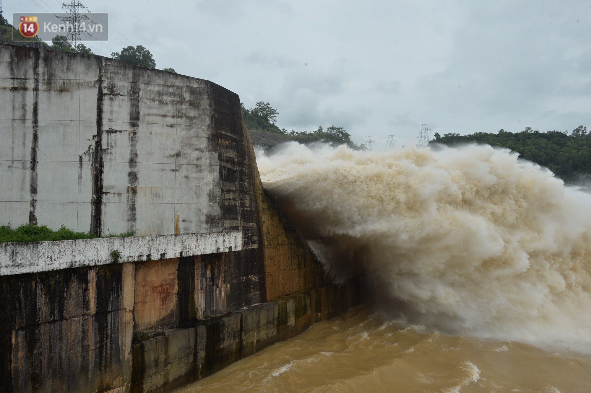 Người dân bất chấp nguy hiểm, kéo đến chụp ảnh thủy điện Hòa Bình xả lũ