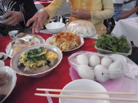 Đi ăn cỗ cưới với mẹ chồng, nàng dâu xấu hổ vì gắp gì cũng bị nhắc lát người ta chia phần, cả mâm chỉ được ăn canh suông