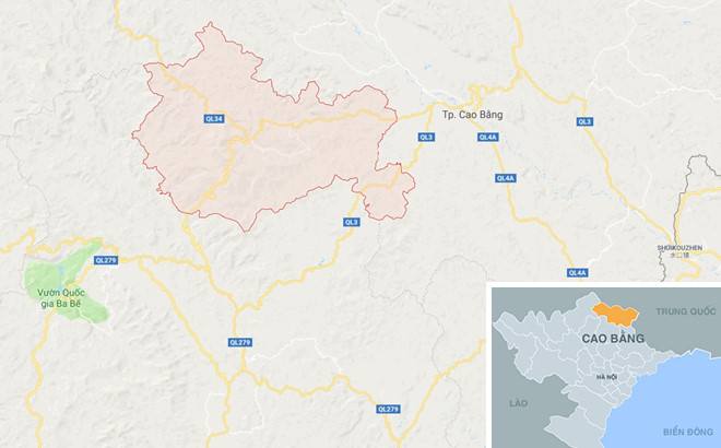 Ôtô đầu kéo mắc kẹt ngang đường, dân chui qua gầm để di chuyển