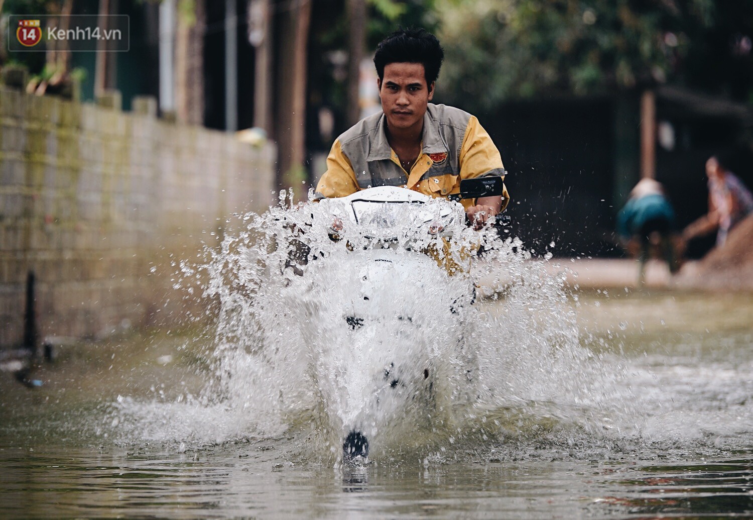 Người dân Chương Mỹ trong trận lụt lịch sử: Trẻ nhỏ chưa được đến trường, người già lở loét da sau nửa tháng ngâm mình trong nước