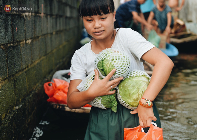 Người dân Chương Mỹ trong trận lụt lịch sử: Trẻ nhỏ chưa được đến trường, người già lở loét da sau nửa tháng ngâm mình trong nước Người dân Chương Mỹ trong trận lụt lịch sử: Trẻ nhỏ chưa được đến trường, người già lở loét da sau nửa tháng ngâm mình trong nước