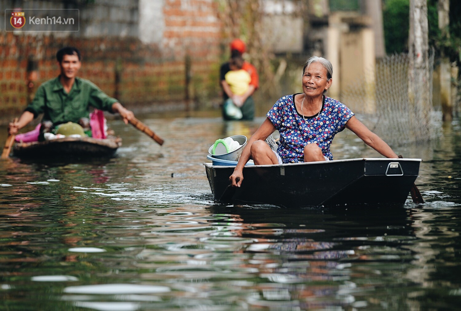 Người dân Chương Mỹ trong trận lụt lịch sử: Trẻ nhỏ chưa được đến trường, người già lở loét da sau nửa tháng ngâm mình trong nước