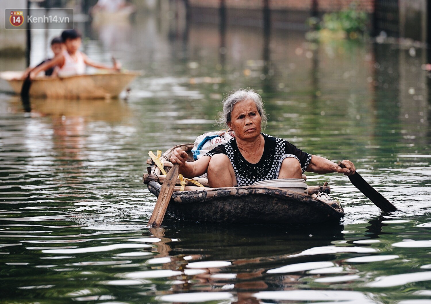 Người dân Chương Mỹ trong trận lụt lịch sử: Trẻ nhỏ chưa được đến trường, người già lở loét da sau nửa tháng ngâm mình trong nước
