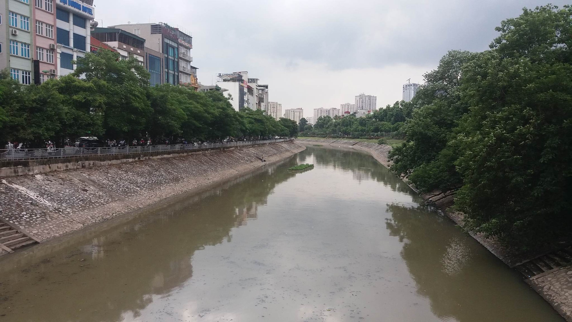 Cô gái trẻ khỏa thân, bơi ra giữa sông Tô Lịch nhảy múa vẫn chưa tỉnh táo