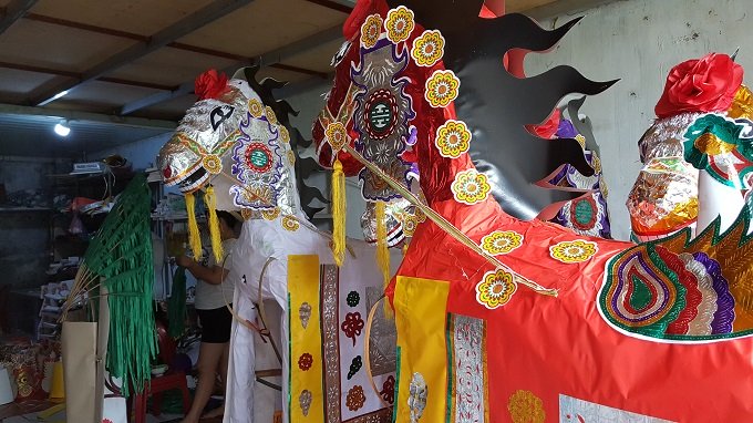 Nữ đại gia chi bộn tiền mua chân dài đốt cho chồng ở cõi âm