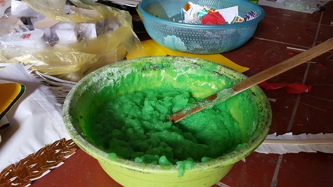 Nữ đại gia chi bộn tiền mua chân dài đốt cho chồng ở cõi âm