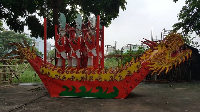 Nữ đại gia chi bộn tiền mua chân dài đốt cho chồng ở cõi âm