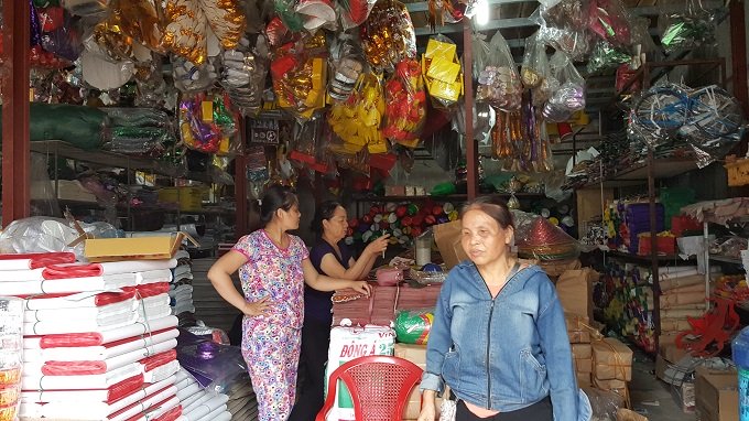 Nữ đại gia chi bộn tiền mua chân dài đốt cho chồng ở cõi âm