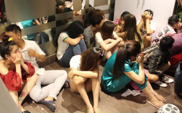 Ập vào căn hộ ở Sài Gòn, phát hiện hàng chục dân chơi say sưa bên tiệc ma túy