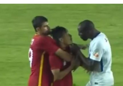 Demba Ba xách cổ cầu thủ Trung Quốc vì bị phân biệt chủng tộc