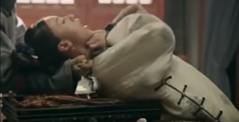 Phim Diên hy công lược tập 27: Không thể ra tay, Anh Lạc kêu trời hành đạo khiến Dụ Thái phi bị sét đánh thê thảm