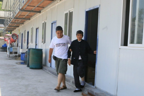 Người đàn ông 3 năm đưa mẹ đến chỗ làm để tiện bề chăm sóc