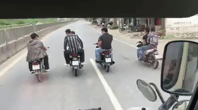 Clip nhóm thanh niên đi xe máy không đội mũ bảo hiểm, ngang nhiên dàn hàng ngang trêu ngươi tài xế gây bức xúc