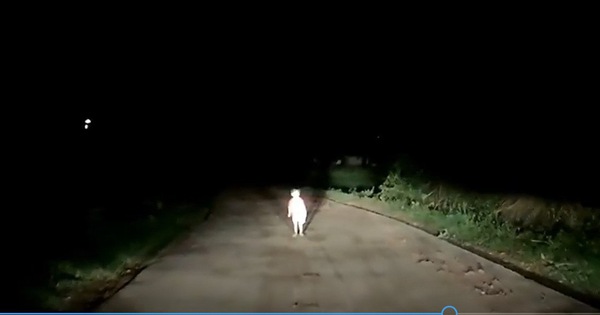 Clip: Tài xế hết hồn khi thấy một em bé đứng bơ vơ giữa đường trong đêm tối Clip: Tài xế hết hồn khi thấy một em bé đứng bơ vơ giữa đường trong đêm tối