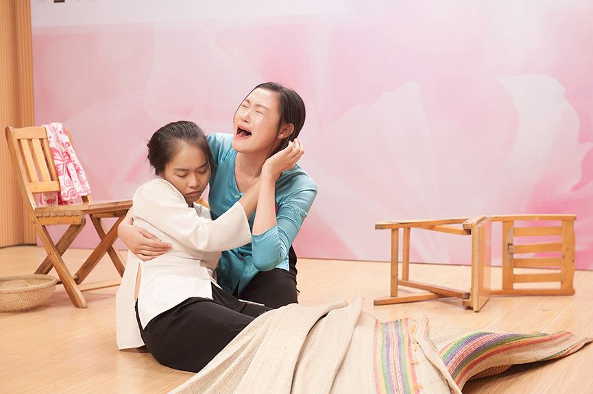 Thí sinh Hoa hậu Việt Nam 2018 mặc áo dài chơi trống, đánh guitar dự thi Người đẹp tài năng Thí sinh Hoa hậu Việt Nam 2018 mặc áo dài chơi trống, đánh guitar dự thi Người đẹp tài năng
