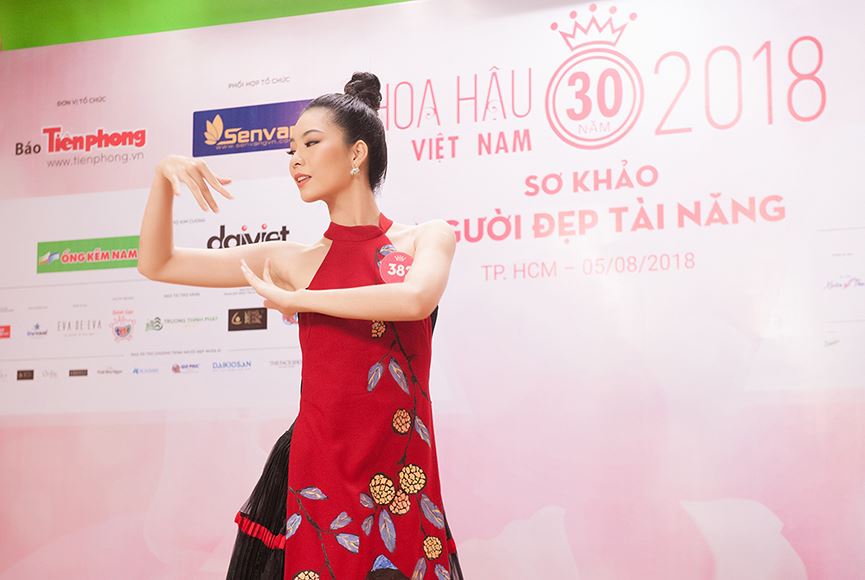 Thí sinh Hoa hậu Việt Nam 2018 mặc áo dài chơi trống, đánh guitar dự thi Người đẹp tài năng Thí sinh Hoa hậu Việt Nam 2018 mặc áo dài chơi trống, đánh guitar dự thi Người đẹp tài năng