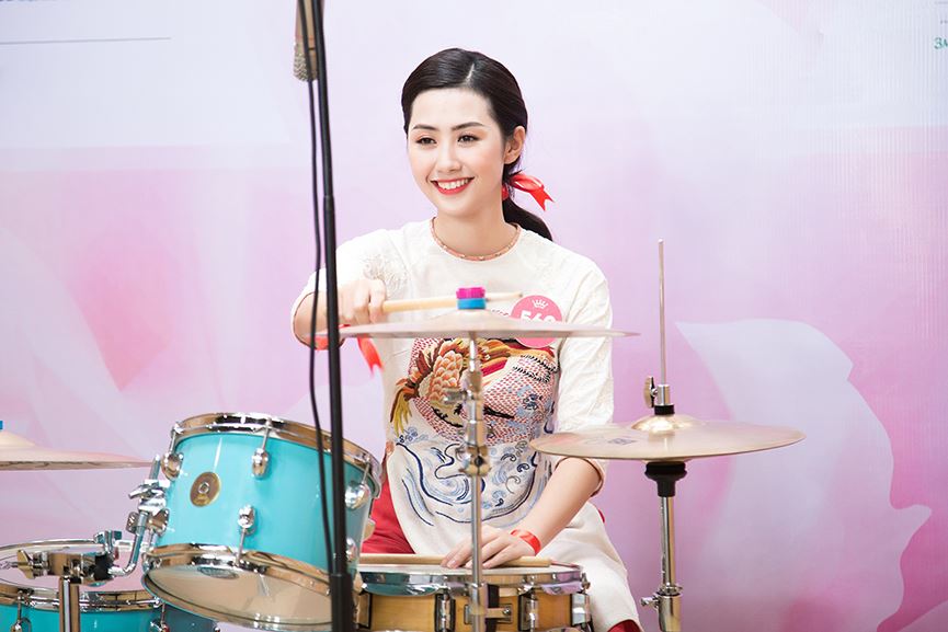 Thí sinh Hoa hậu Việt Nam 2018 mặc áo dài chơi trống, đánh guitar dự thi Người đẹp tài năng