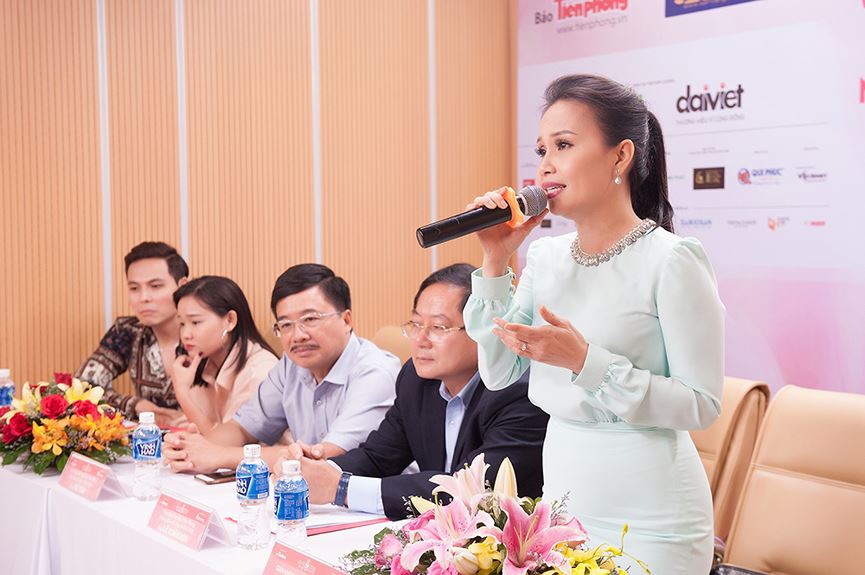 Thí sinh Hoa hậu Việt Nam 2018 mặc áo dài chơi trống, đánh guitar dự thi Người đẹp tài năng