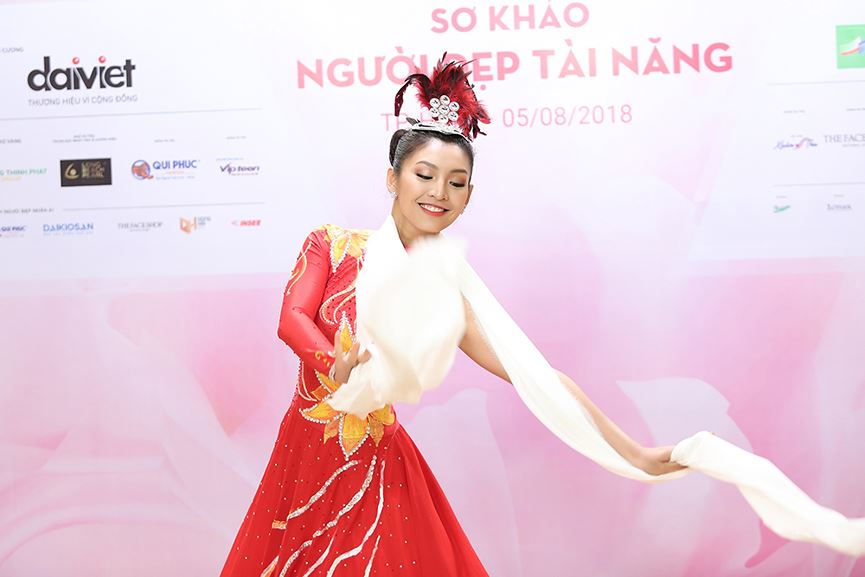 Thí sinh Hoa hậu Việt Nam 2018 mặc áo dài chơi trống, đánh guitar dự thi Người đẹp tài năng Thí sinh Hoa hậu Việt Nam 2018 mặc áo dài chơi trống, đánh guitar dự thi Người đẹp tài năng