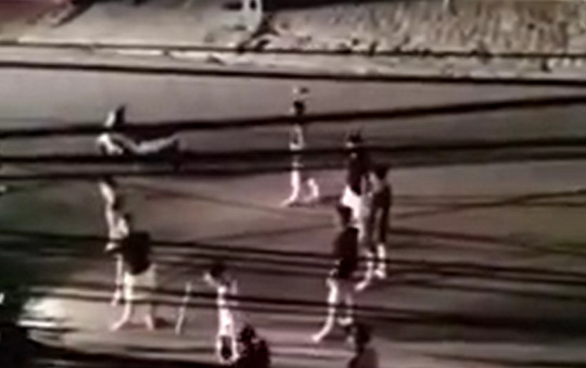 Mâu thuẫn lúc ăn đêm, 2 nhóm thanh niên lao vào hỗn chiến kinh hoàng