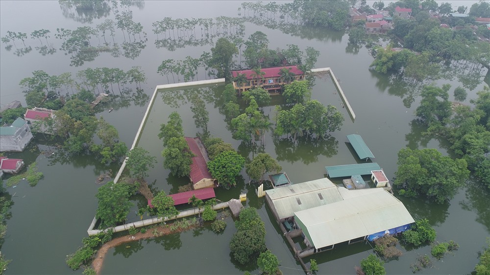 Người dân ốc đảo Chương Mỹ xếp hàng nhận 10 tấn gạo cứu trợ