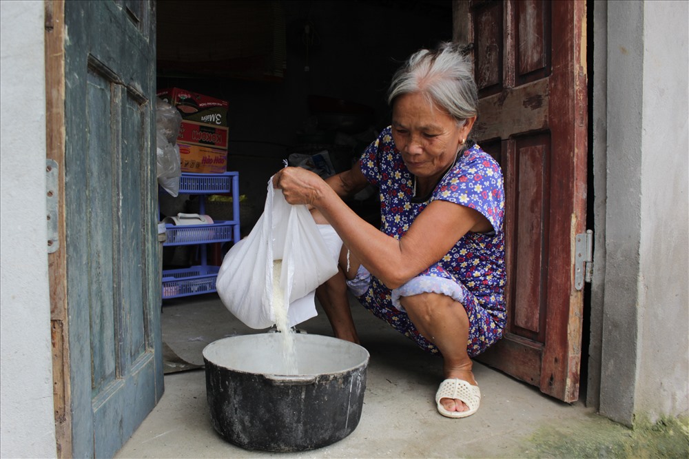 Người dân ốc đảo Chương Mỹ xếp hàng nhận 10 tấn gạo cứu trợ