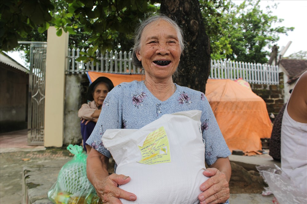 Người dân ốc đảo Chương Mỹ xếp hàng nhận 10 tấn gạo cứu trợ