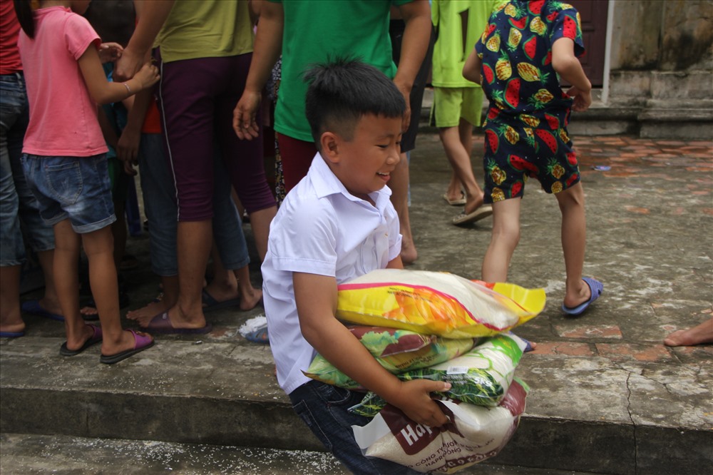 Người dân ốc đảo Chương Mỹ xếp hàng nhận 10 tấn gạo cứu trợ