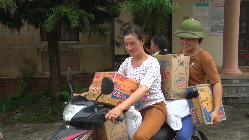 Người dân ốc đảo Chương Mỹ xếp hàng nhận 10 tấn gạo cứu trợ