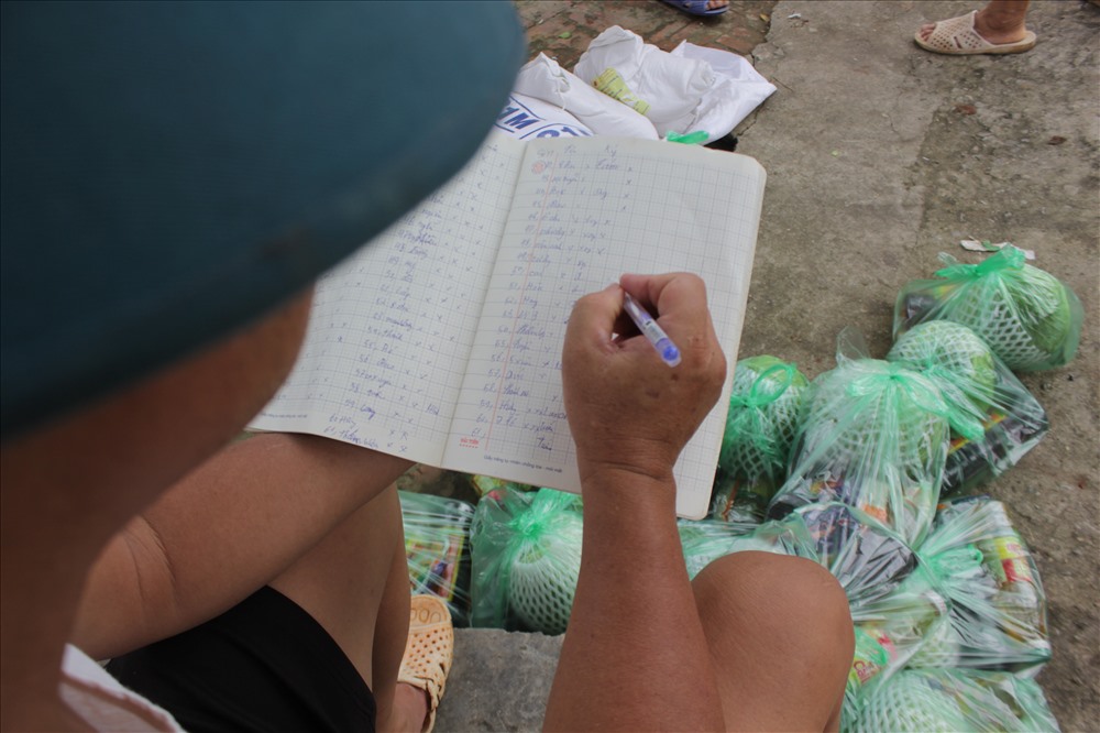 Người dân ốc đảo Chương Mỹ xếp hàng nhận 10 tấn gạo cứu trợ